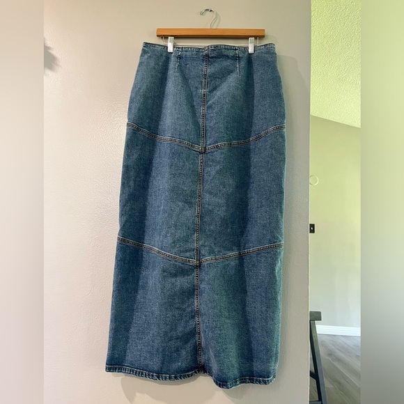 Women’s Denim Maxi Shirt.  Size.  12 r.  Color medium wash - Picture 6 of 9